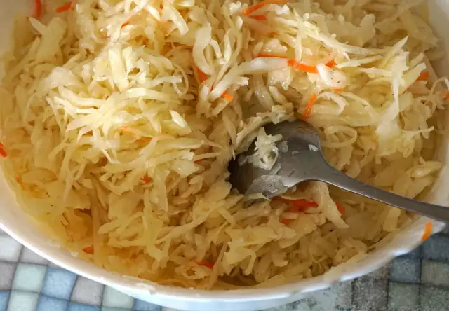 Surówka z białej kapusty "u chińczyka": sekret smaku i chrupkości