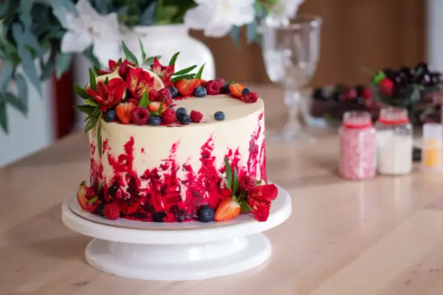 Jak przygotować piękny tort z żywymi kwiatami i owocami - porady