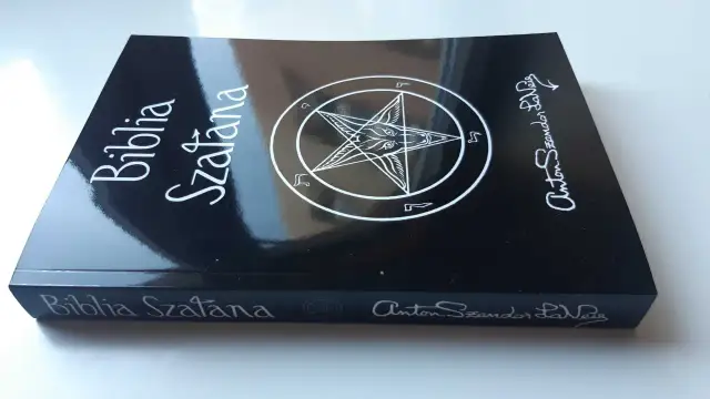 Czarna okładka Biblii Szatana z pentagramem i podpisem Antona Szandora LaVeya.