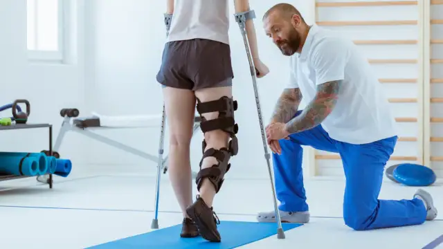 Stabilizator na kolano do nart: Jaki wybrać? Poradnik eksperta