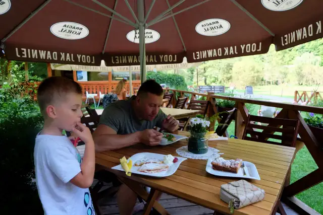 Gdzie zjeść w Ojcowie? Najlepsze karczmy, pstrąg i porady!