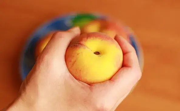 Ile kalorii ma jedna brzoskwinia? Zaskakujące fakty o kaloriach