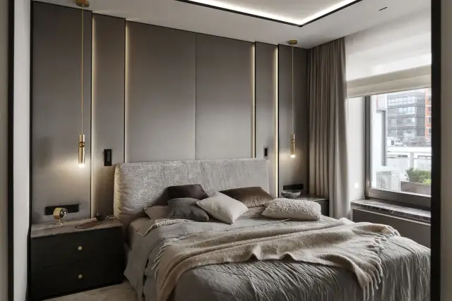 Elegancka sypialnia z tapicerowanym zagłówkiem i ozdobnymi panelami na ?cian? z podświetleniem.