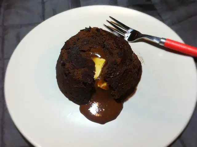 Lava Cake: Płynny środek gwarantowany! Czas pieczenia to klucz.