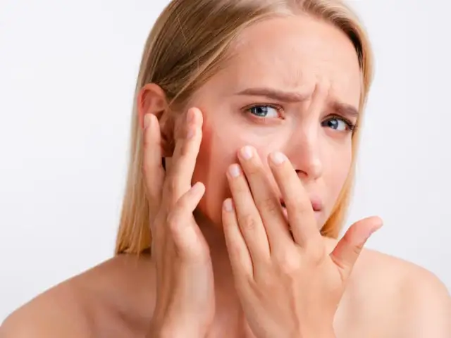 Pryszcz pod skórą: Skuteczne metody i czego unikać (NIE WYCISKAJ!)