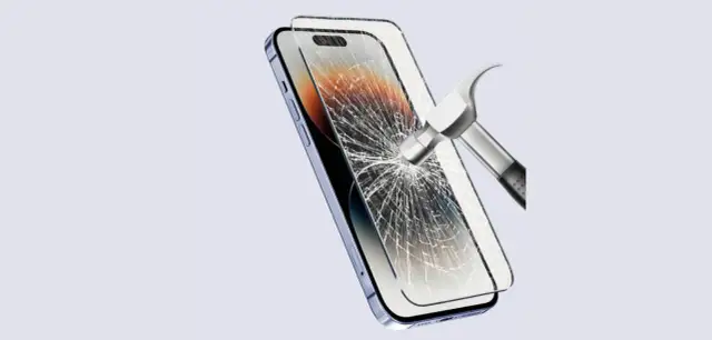 Młotek uderza w ekran telefonu, który jest chroniony przez szkło hybrydowe lub folię hydrożelową.