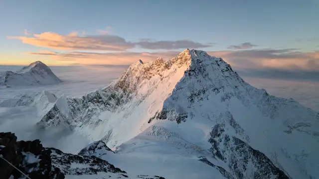 Ośnieżone szczyty ośmiotysięczników o wschodzie słońca. Czy warto brać udział w komercyjnych wyprawach na ośmiotysięczniki? Widok zapiera dech w piersiach.