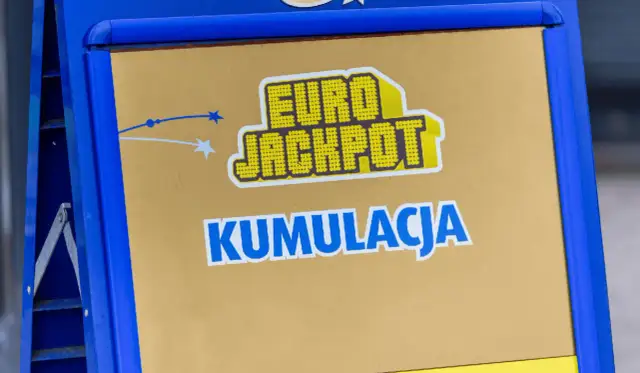 Napis "EURO JACKPOT KUMULACJA" na żółtym tle, otoczony niebieską ramką.