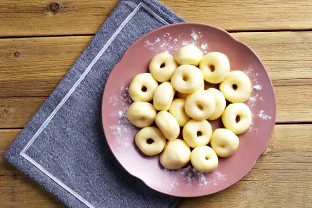 Kluski śląskie: Z czym podawać? Klasyka, wege i słodkie sekrety