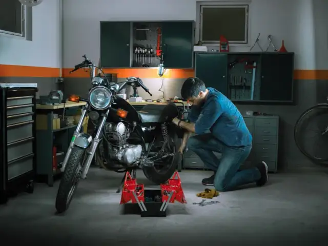 Ile zarabia mechanik motocyklowy? Zaskakujące fakty o wynagrodzeniu
