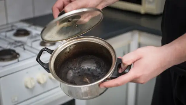 Jak czyścić przypalony garnek - skuteczne metody i porady na błędy