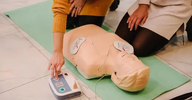 Ćwiczenie resuscytacji krążeniowo-oddechowej z użyciem fantoma i defibrylatora AED.