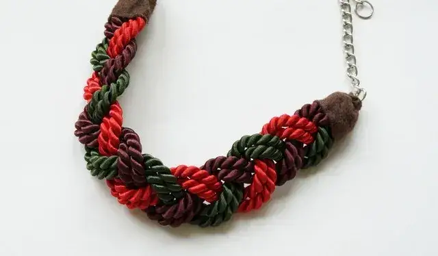 Jak zrobić wisiorek z żyłek - prosta metoda na piękne dodatki