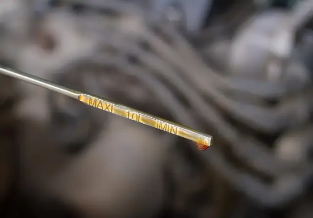 Kiedy dolewać olej do silnika, aby uniknąć kosztownych napraw