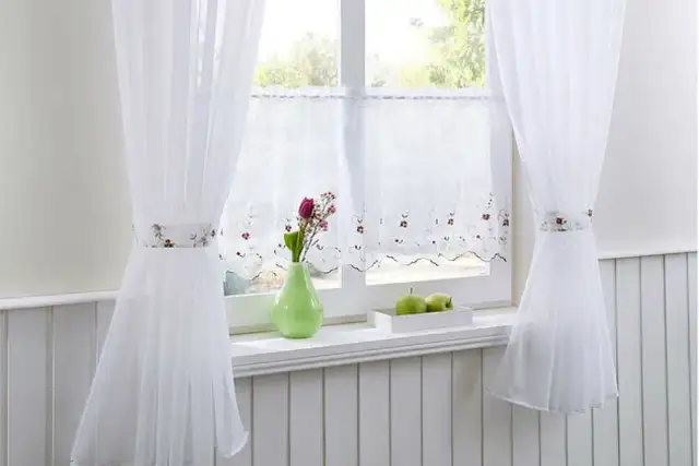 Idealne firany do kuchni? Poznaj trendy i wybierz mądrze!