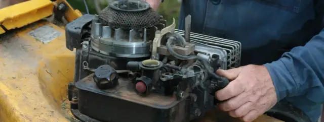 Jak spuścić paliwo z kosiarki i uniknąć problemów z silnikiem