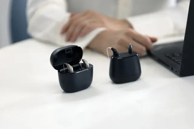 Ile kosztuje aparat słuchowy? Poznaj ceny i możliwości dofinansowania