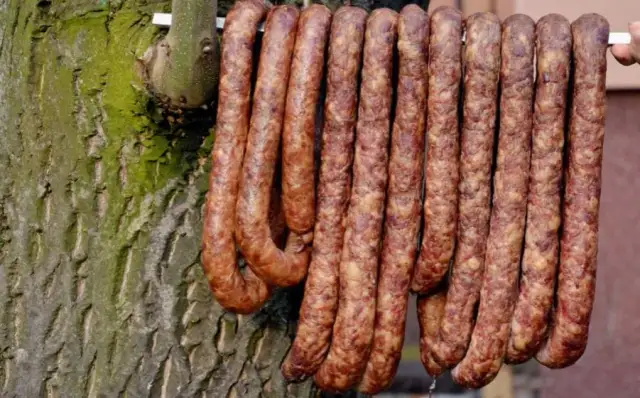 Jak zrobić domową kiełbasę wędzoną? Pełny przepis i sekrety