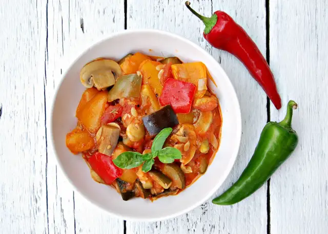Przepis na leczo wegetariańskie: smaczne danie z sezonowych warzyw