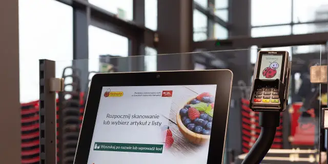 Ekran samoobsługowy Biedronki i terminal płatniczy z biedronką. Dowiedz się, jak założyć kartę Multisport Biedronka.