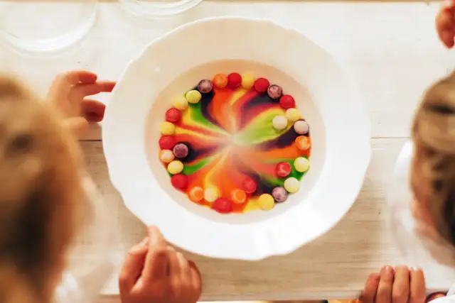 Proste eksperymenty z wodą dla dzieci nauka przez zabawę