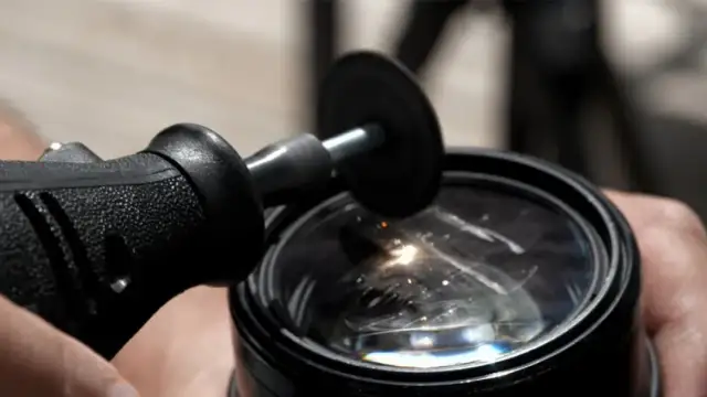 Skuteczne sposoby na usunięcie rys na obiektywie - poradnik fotografa