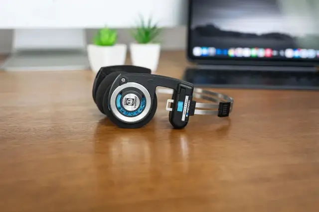 Jak podłączyć słuchawki przewodowe do laptopa bez problemów?