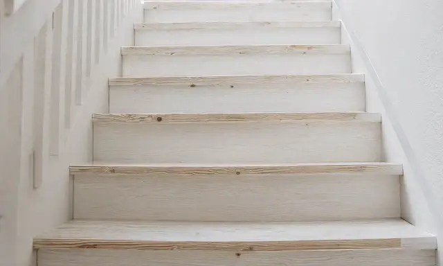 Schody dąb bielony: elegancja i funkcjonalność w Twoim domu
