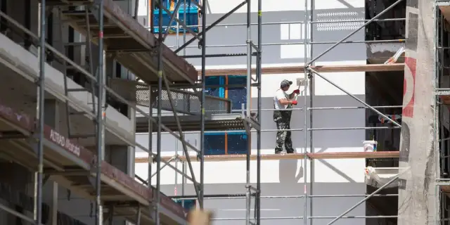 Ile zarabia pomocnik dekarza? Zaskakujące różnice w wynagrodzeniach