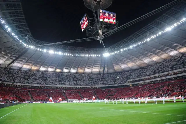 Stadion Narodowy w Warszawie, wypełniony po brzegi kibicami, gotowy na mecz. Zastanawiasz się, ile miejsc ma stadion narodowy? To imponująca arena!