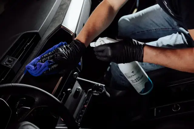 Ile kosztuje czyszczenie samochodu? Sprawdź ceny i oszczędź na myciu auta