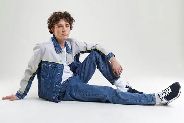 Stylowe jeansy męskie: Rewolucyjne triki, które zmienią twoje stylizacje