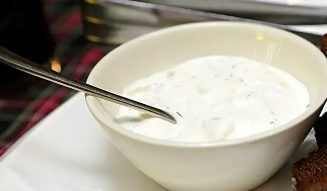 Sos czosnkowy jak z restauracji – idealny przepis na smakowitość