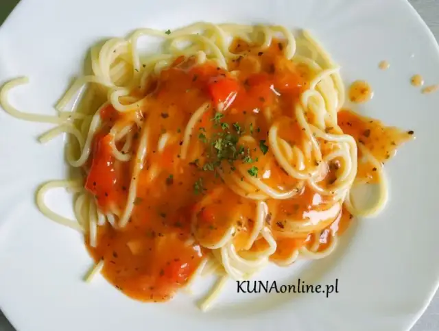 Szybki sos do spaghetti z pomidorów z puszki, który zachwyci smakiem