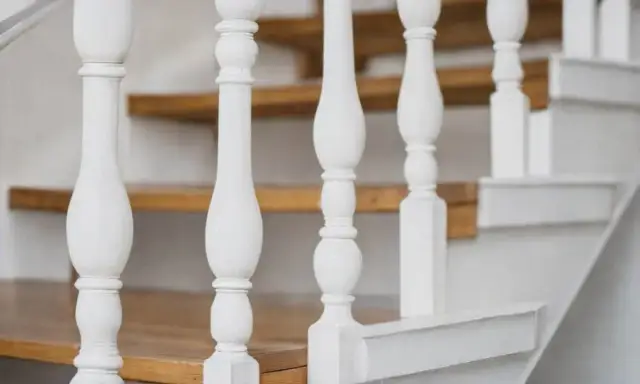 Jak pomalować schody drewniane na biało bez smug i problemów