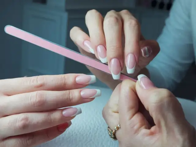 Jak malować paznokcie lakierem hybrydowym – uniknij najczęstszych błędów