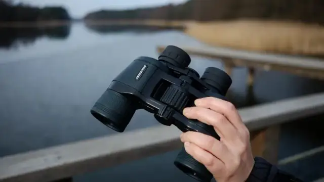 Jaka lornetka w góry? Wybierz idealny model na wędrówki