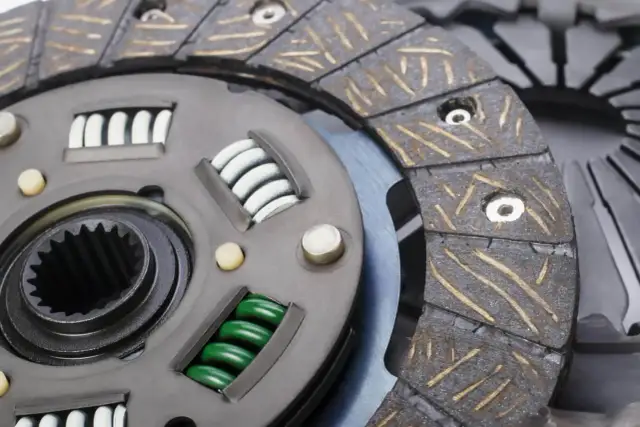 Sprzęgło samochodowe z widocznymi sprężynami. Gdy sprzęgło nie odbija, warto sprawdzić jego stan.