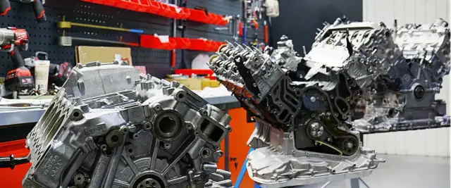 Dwa silniki samochodowe w warsztacie. Czy Twój warsztat ma uprawnienia do serwisowania aut z systemem SAFE?