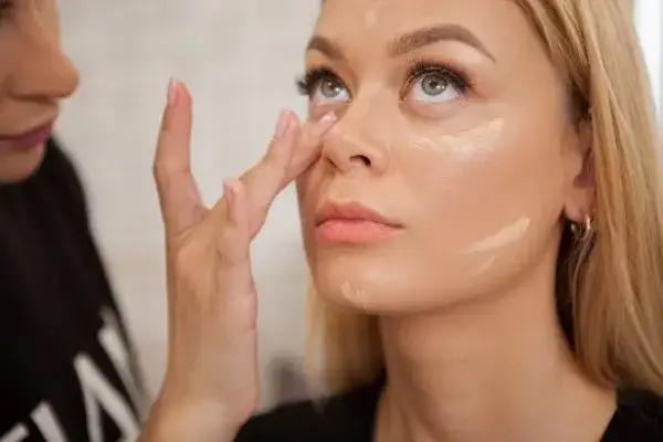 Idealna baza pod makijaż dla cery dojrzałej: Porady i TOP produkty