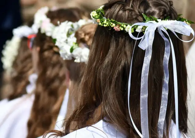 Ile na Komunię 2026? Praktyczne widełki i porady, by nie popełnić gafy