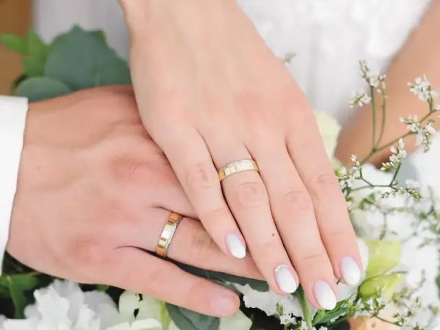 Na której ręce obrączka w Polsce? Historia, tradycja, porady