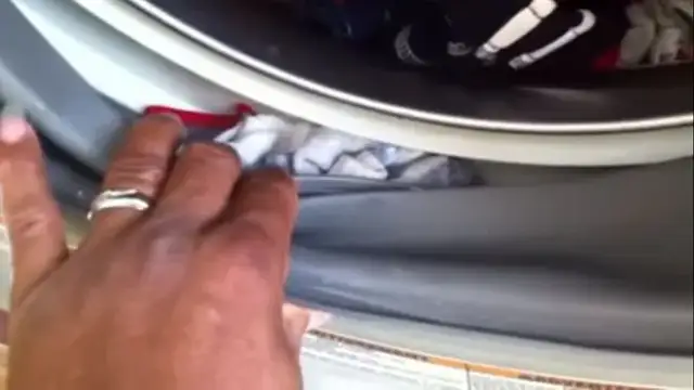 Gdzie giną skarpetki w pralce? Oto powody i jak je znaleźć