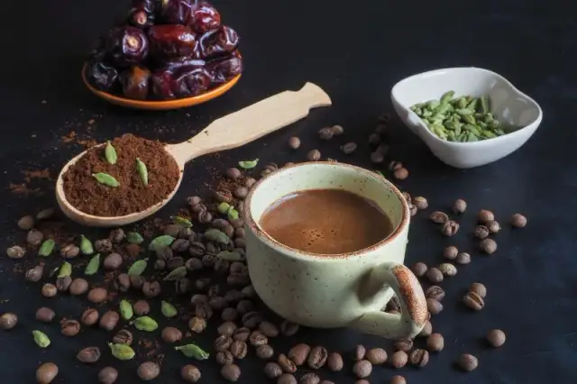 Jak zrobić pyszną kawę z kardamonem? Prosty przepis i najlepsze metody parzenia