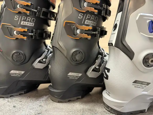 Trzy buty narciarskie z różnymi oznaczeniami flex. Flex 100, 110 i 120 – co oznacza flex w butach narciarskich? To sztywność, która wpływa na kontrolę.