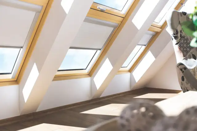 Skuteczne sposoby na wyciszenie okna dachowego i redukcję hałasu