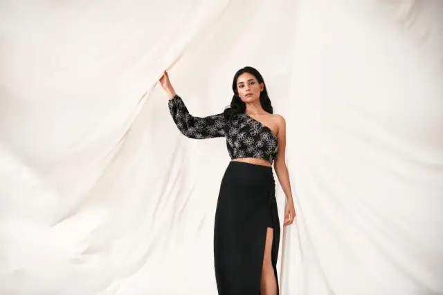 Jakie bluzki do spódnicy? Odkryj idealne połączenia na każdą okazję