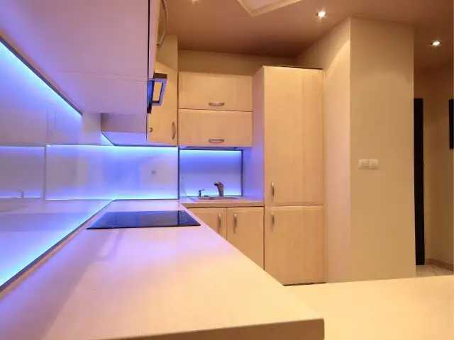 Jak zamontować taśmę LED pod szafkami kuchennymi bez błędów