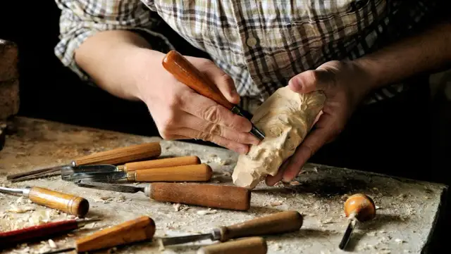 Rzeźba w drewnie lipowym: proste techniki dla początkujących rzeźbiarzy