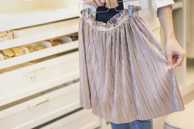 Sekret idealnych plis: Prasowanie spódnicy z poliestru krok po kroku